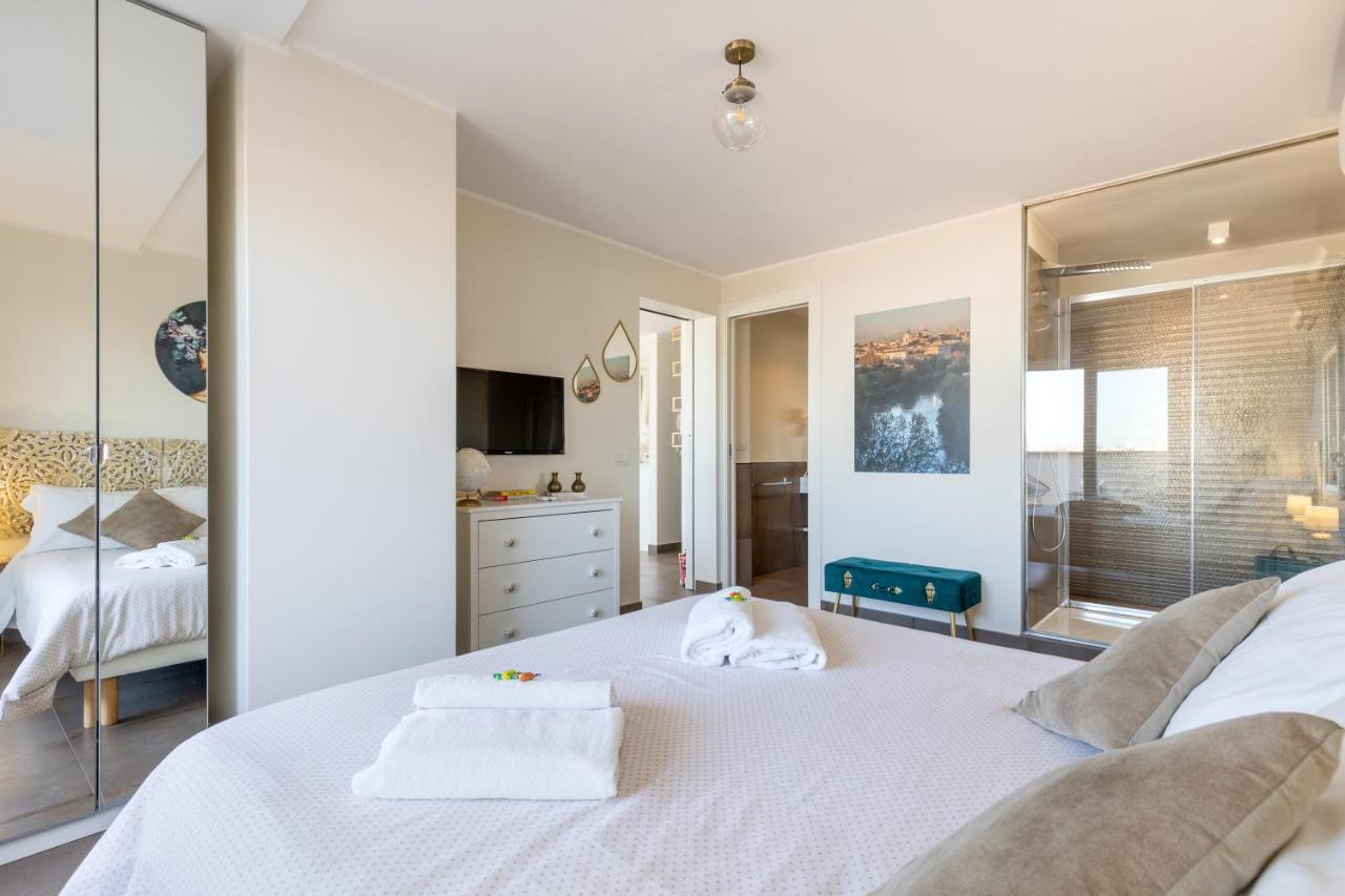 Penthouse With A Panoramic Rooftop In Trastevere With Seasonally Jacuzzi Roma Eksteriør bilde