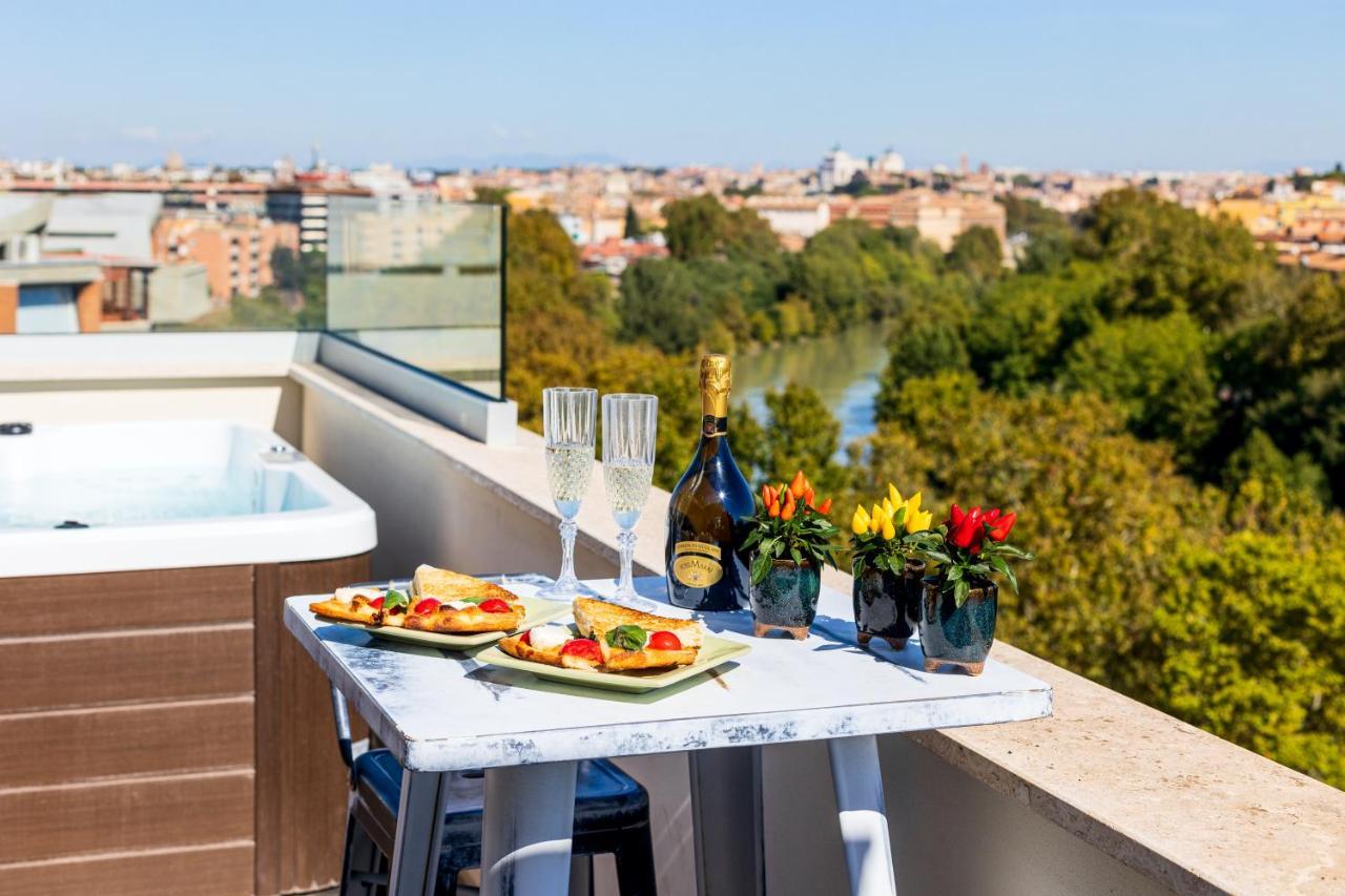 Penthouse With A Panoramic Rooftop In Trastevere With Seasonally Jacuzzi Roma Eksteriør bilde